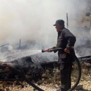 اندلاع النيران داخل مخيم للنازحين السوريين في كامداللوز