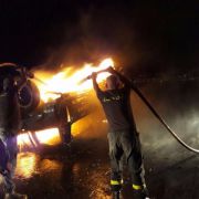 اندلاع النيران في سيارة على طريق الفيضة