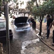 حريق اعشاب واشجار وسيارتان في تلال قصرنبا