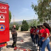 إرشادات توعية لدليلات لبنان في زوق مصبح حول مخاطر الحريق والاسعافات الاولية
