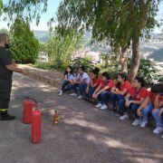 إرشادات توعية لدليلات لبنان في زوق مصبح حول مخاطر الحريق والاسعافات الاولية