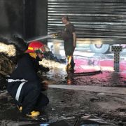 حريق داخل مستودع اخشاب وحطب في قب الياس
