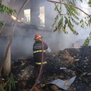 حريق اعشاب و اشجار برية و منزل مهجور في الهري