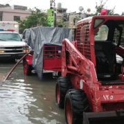 سحب مياه و تسهيل حركة المرور في المساكن الشعبية - صور