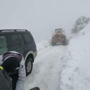 جرف ثلوج وإنقاذ مواطنين احتجزتهم الثلوج داخل سياراتهم و شاحنة على طريق عام (القبيات / فنيدق )