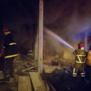 السيطرة على النيران داخل مستودعين في الفرزل البقاعية