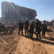 من عمليات الإطفاء والاخلاء والإنقاذ في موقع الانفجار في مرفأ بيروت