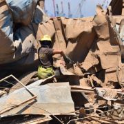 من عمليات الإطفاء والاخلاء والإنقاذ في موقع الانفجار في مرفأ بيروت