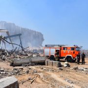 من عمليات الإطفاء والاخلاء والإنقاذ في موقع الانفجار في مرفأ بيروت