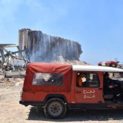 من عمليات الإطفاء والاخلاء والإنقاذ في موقع الانفجار في مرفأ بيروت