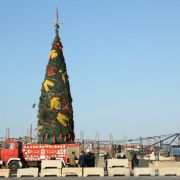 شجرة الدفاع المدني الميلادية أضيئت من موقع الانفجار في مرفأ بيروت