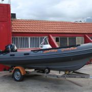 قارب إنقاذ مطاطي هبة من جمعية أندية الليونز الدولية إلى وحدة الإنقاذ البحري في الدفاع المدني