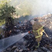 حريق أعشاب ونفايات في كفرسلوان