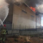 انتهاء عمليات الاطفاء في معمل قبلان للسجاد في زفتا