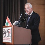 سترات مضادة للحرائق وخَراطيم إطفاء هبة من جمعية  Roads For Life إلى عناصر الدفاع المدني