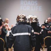 سترات مضادة للحرائق وخَراطيم إطفاء هبة من جمعية  Roads For Life إلى عناصر الدفاع المدني