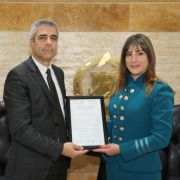 العميد فرح تباحث مع وفد إيطالي في تطوير برامج الدعم التقني واللوجستي وتلقى شهادة تقدير على عمل بطولي