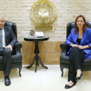 المدير العام للدفاع المدني يستقبل مديرة العلاقات العامة في شركة للدهانات