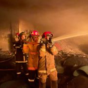 استمرار عمليات الإطفاء والتبريد داخل معمل للكاوتشوك في بعورتة