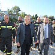 شجرة الميلاد في مغارة على عمق ٣٠ مترًا في البحر قبالة شاطئ العقيبة